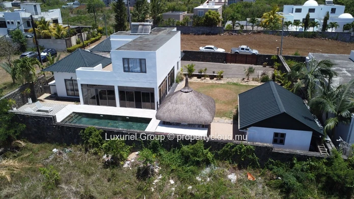 Belle propriété de prestige sur grand terrain a vendre à Grand Baie