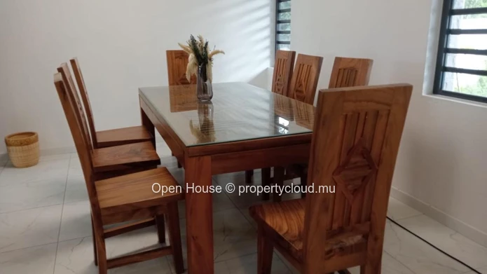VILLA MAURICIEN NEUVE, à vendre à Calodyne, 210m², 4 chambres, piscine privée, proche de la mer, meublée, Rs.