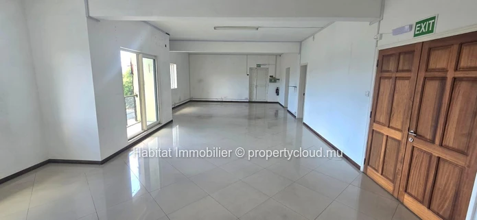 To rent: Office 163 m² located in Port-Louis, close to Jeetoo Hospital 