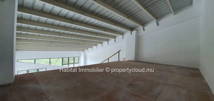 FOR SALE - This unit unfurnished office space of 90 m2 including a mezzanine of 25 m2 is located in Floréal 