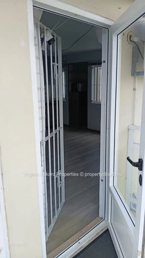 Bureau aménagé 25 m² avec kitchenette et douche – Pereybere