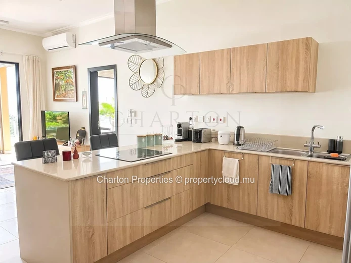 Prestige 3-bedroom ground-floor apartment with private garden and panoramic sea view