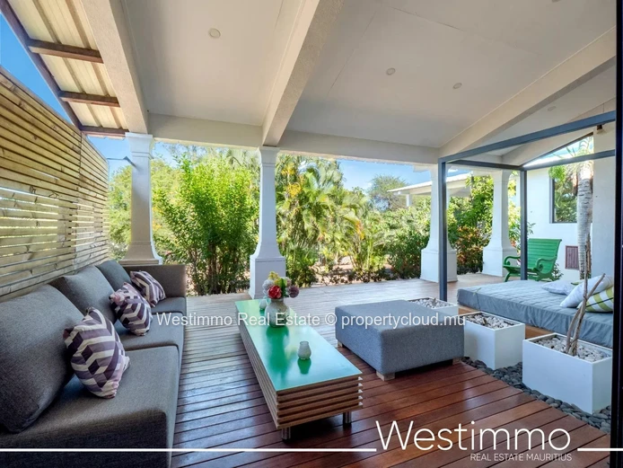 TAMARIN - 750 m2 villa ideal for a family or rental project