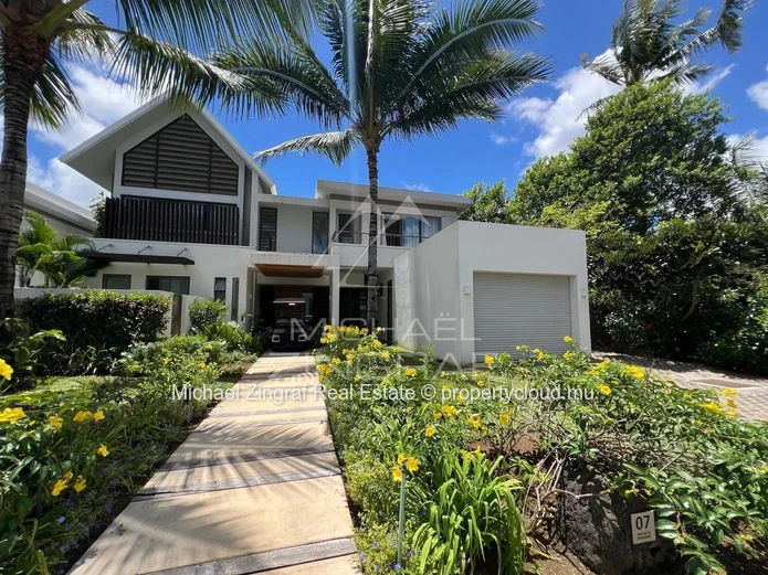 Exceptional 4 bedrooms villa on Golf Estate