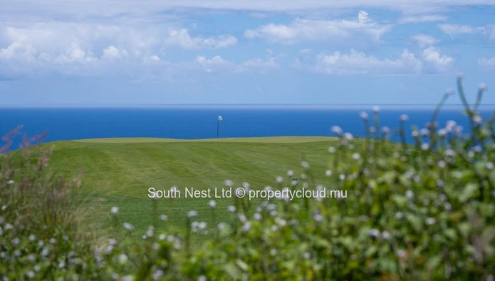 Mountain view land of 1575 m² in an exceptional estate 