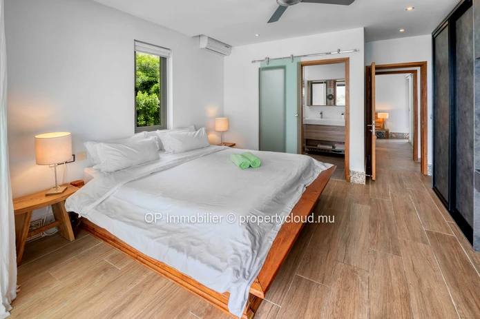Penthouse à vendre à Péreybère, Grand Baie, 94m², 2 chambres, piscine commune, vue mer, meublé, climatisé. Rs 42M.