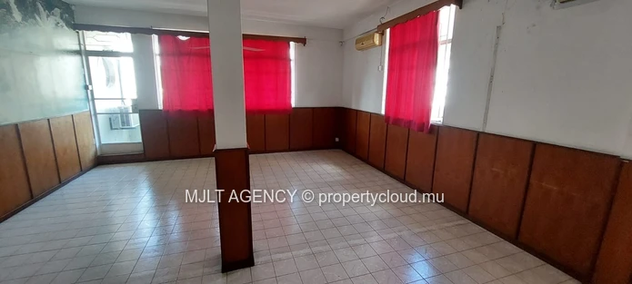 Commercial building - 502 m² Port Louis, North