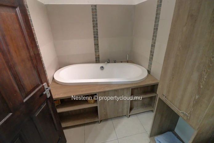 Charmante maison au rez-de-chaussée avec espace jardin – Proche du pont SAJ