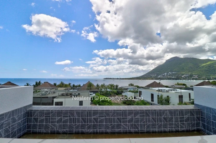 4-bedroom penthouse with sea and mountain views