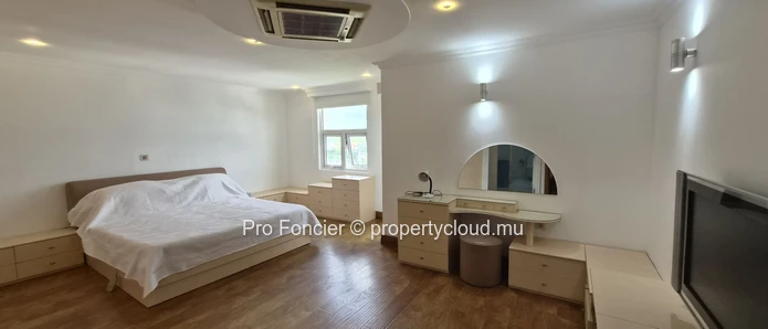 Duplex apartment for rent in Quatre-Bornes – Spacious living areas & fully furnished