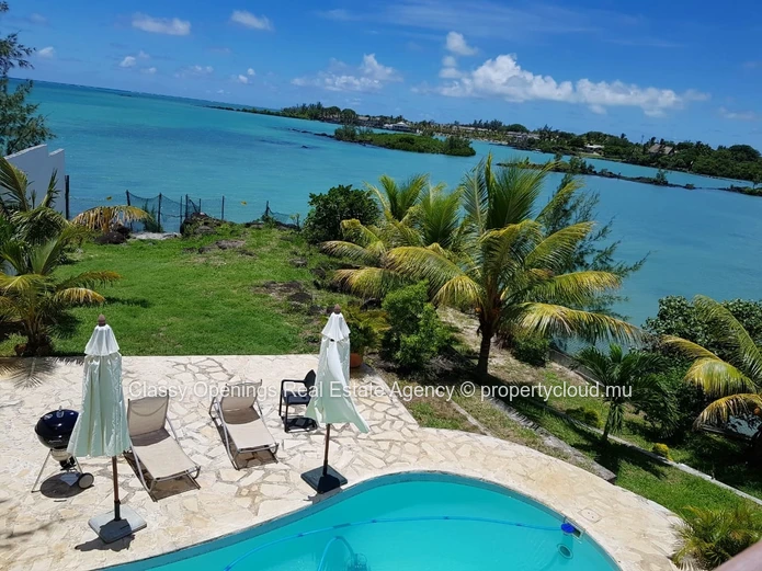 Villa bord de mer à Calodyne — piscine, vue lagon