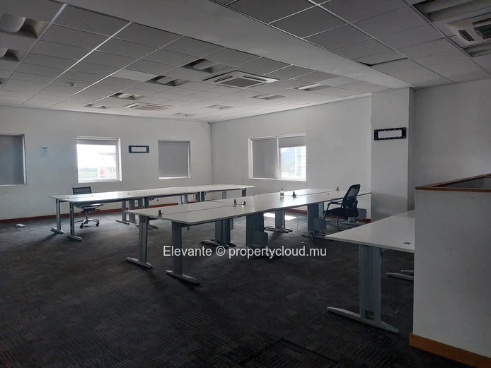 Bureaux Équipés à Louer à Ébène – Plusieurs Surfaces Disponibles