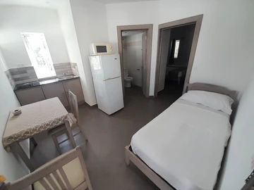 18 Bedroom Hotel