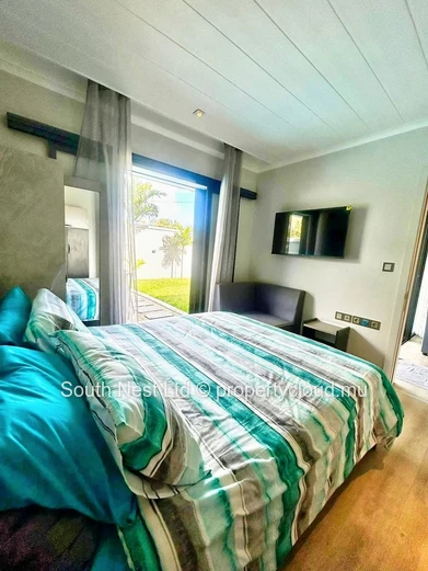 Located in the idyllic setting of Cap Malheureux, this sumptuous contemporary villa combines elegance, comfort, and t...