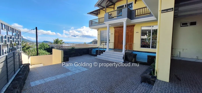 An Extraordinary Residence in the Heights of Candos (Sole Mandate)