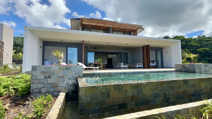 Superbe villa d'architecte avec piscine, vue et vie moderne élégante