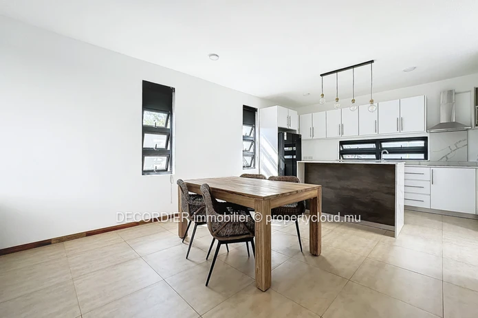 Belle maison sur deux niveaux avec une piscine
