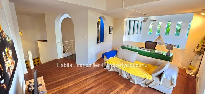 Discover this spacious furnished and equipped house of 350 m², on a plot of 233 toises (20 perches), just a few minut...