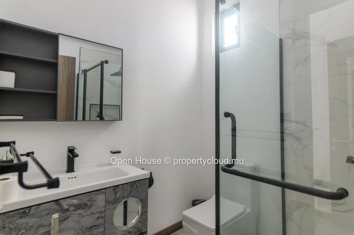A LOUER - Villa - Grand Baie, 128m², 3 chambres, piscine privée, meublée, climatisée, à Rs 175.000