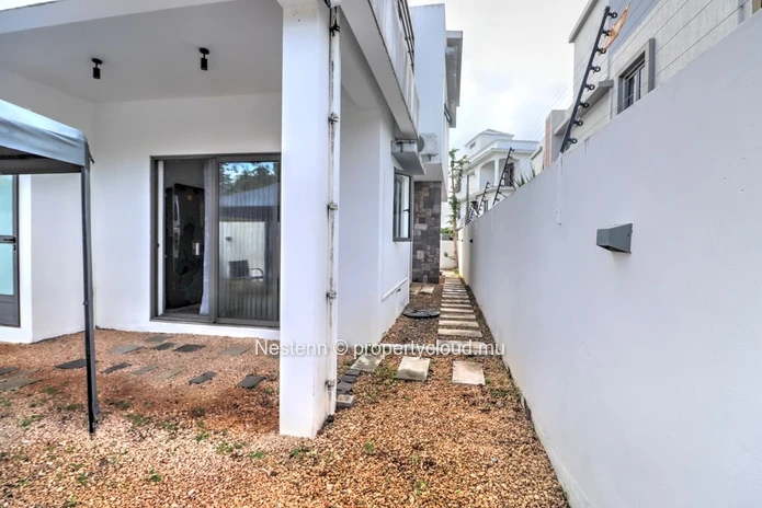 3 bedrooms contemporary in a quiet area 