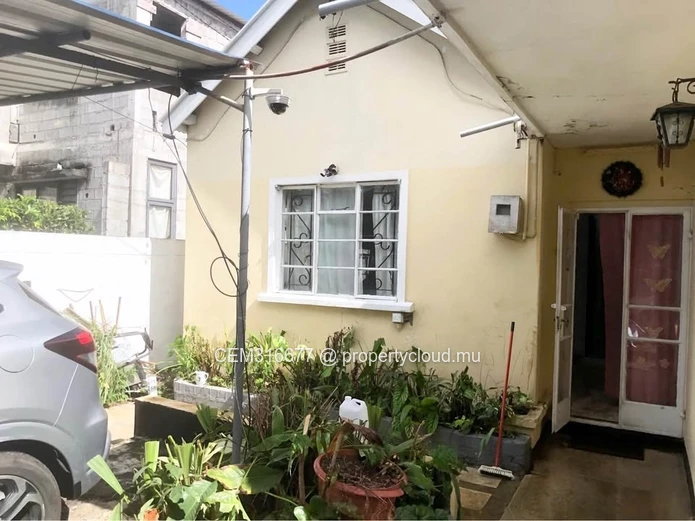 4 Bedrooms House with 2-Bedroom Studio for Sale – Quatre-Bornes 