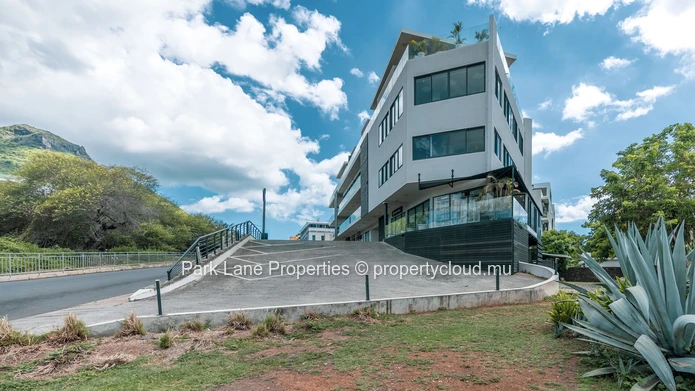 Espace de bureau exceptionnel avec vue sur la mer et la montagne