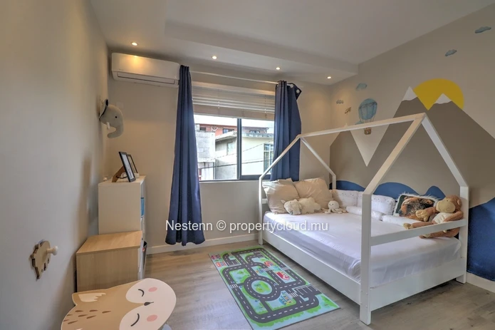 4-bedroom house  with secure garage and mountain view