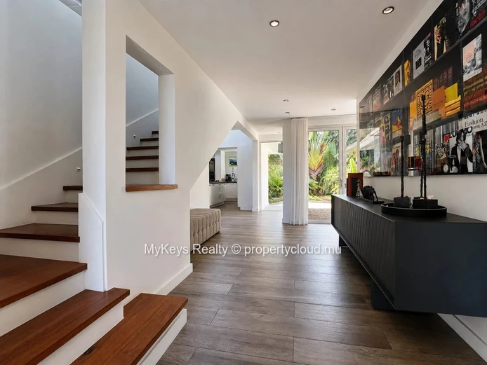 Spacious 5-Bedroom Villa Semi furnished - Central Tamarin
