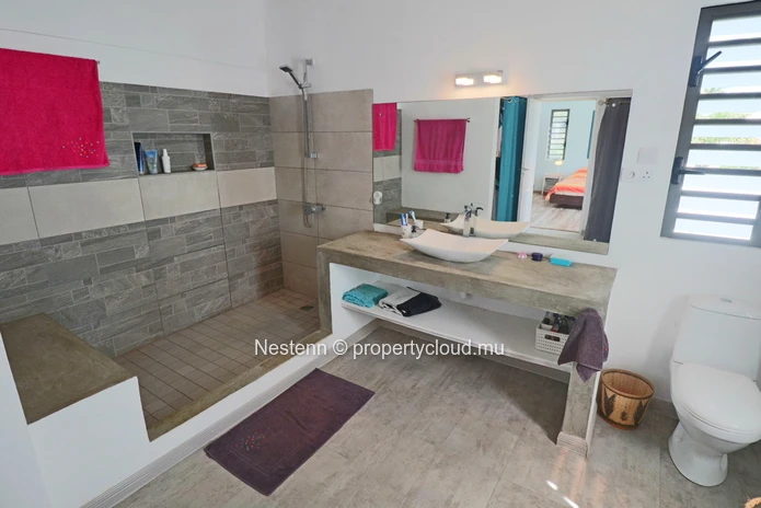 Modern 3-bed house in a beautiful spacious garden