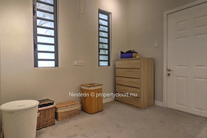 4-bedroom house  with secure garage and mountain view
