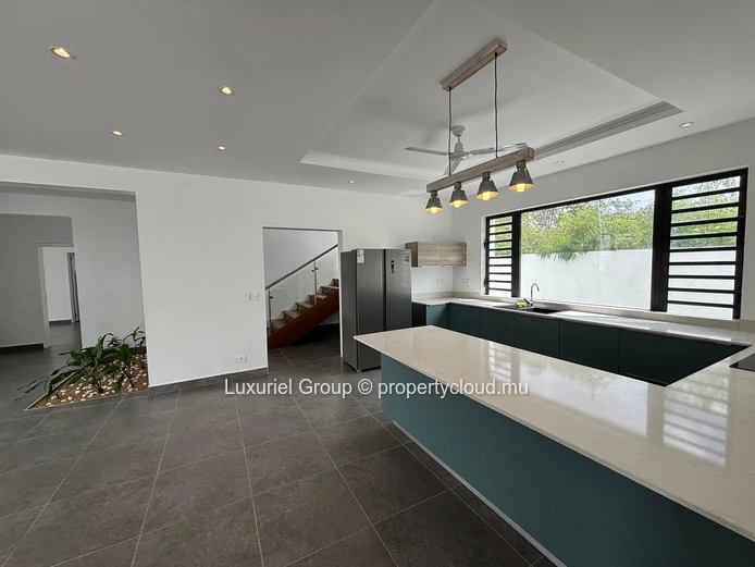 Villa contemporaine de 5 chambres, piscine privée, et espaces de vie généreux