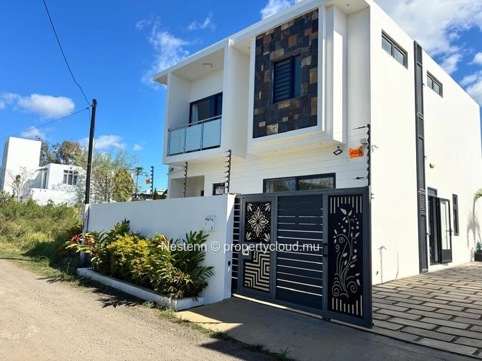 Modern 3-bedroom villa with pool close to the beach and Super U supermarket