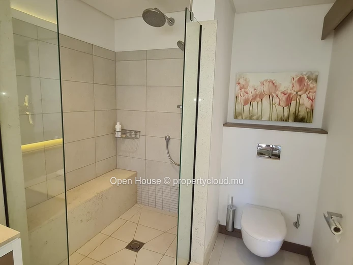 Appartement IRS à vendre à Grand Baie, 198m², 3 chambres en suite, piscine commune, dans domaine avec Golf, accessibl...