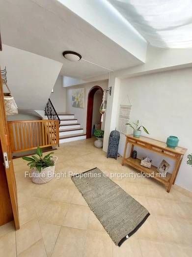 Résidence Luxueuse à Floréal avec Vue Imprenable et Espaces de Divertissement Éblouissants