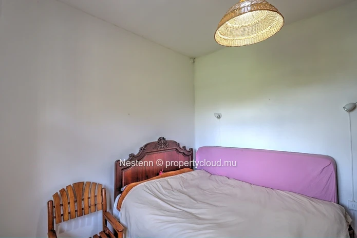 Appartement de 1 chambre situé au deuxième étage dans une résidence sécurisée.