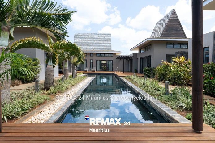 Superb contemporary 3-bedroom villa with private pool, landscaped garden and high ceilings.