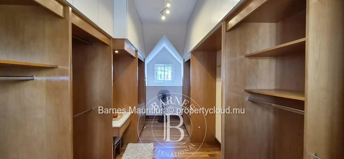 QUATRE BORNES - Maison et bureau jumelés à vendre - 450 m²