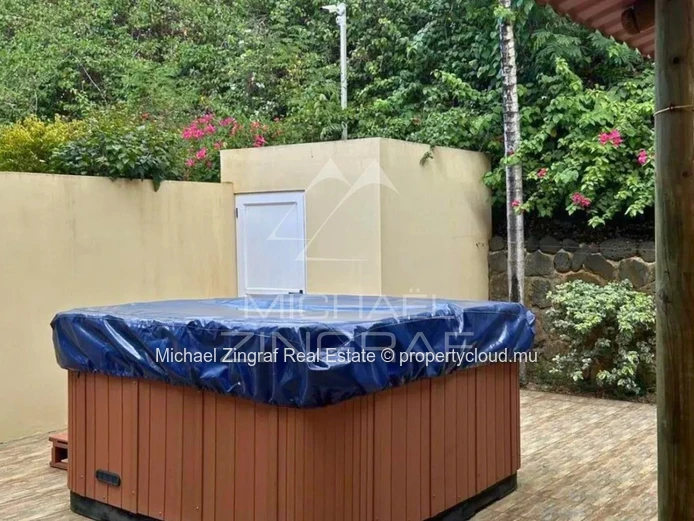 Modern Duplex with Jacuzzi in Pointe aux Piments