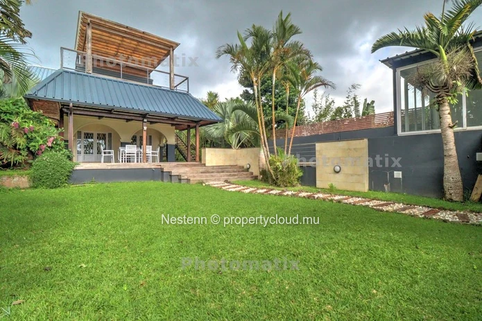 Sophisticated villa  of 418m2 with lush garden, pool & scenic terraces