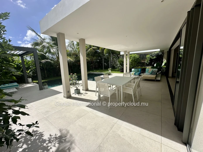Villa contemporaine avec piscine à débordement et pergola bioclimatique à Grand Baie