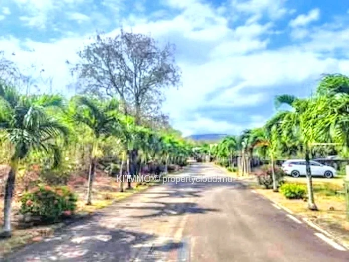 FOR SALE: 307 TOISES in the gated community Domaine de Saint Louis, Pailles 