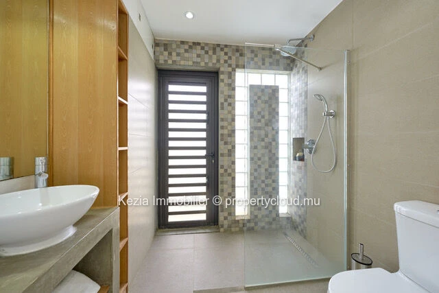 Contemporary Villa With Swimming Pool Just Minutes From The Beach 