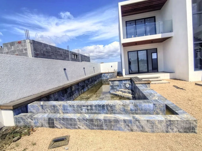 Villa moderne de 4 chambres : intérieur non meublé, cuisine entièrement équipée