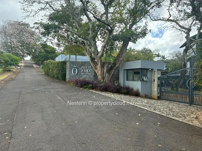 Luxury 4-bedroom en suite apartment with magnificent views of nature, the sea, and the islands of northern Mauritius