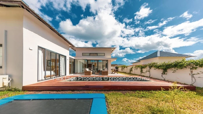 Maison fraichement construite avec une touche moderne