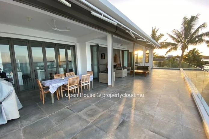 Beachfront penthouse, 4 bedrooms, 4 bathrooms, swimming pool, sea view. Grand Baie. Local market only