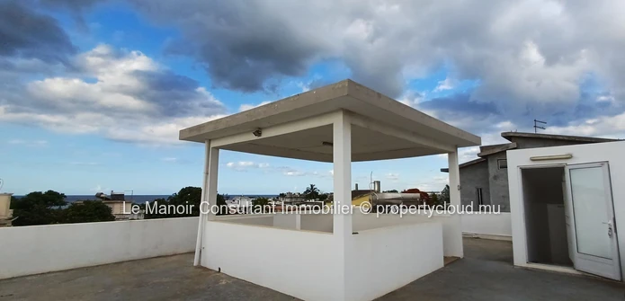 Villa for sale with private swimming pool not far from London supermarket, close to all amenities. 