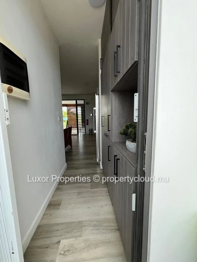 À Louer | Spacieux Appartement Sécurisé De 3 Chambres À Albion