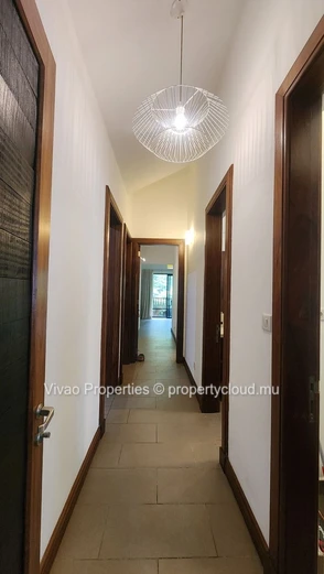 Appartement meublé 3 chambres à louer à Moka (172m²). Magnifique environnement donnant sur la rivière. Ref 16186.