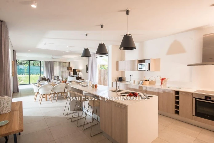 VILLA PDS à vendre, RIVIERE NOIRE, 248m², terrain 688m², 4 chambres, piscine privée, options web, accessible aux étra...